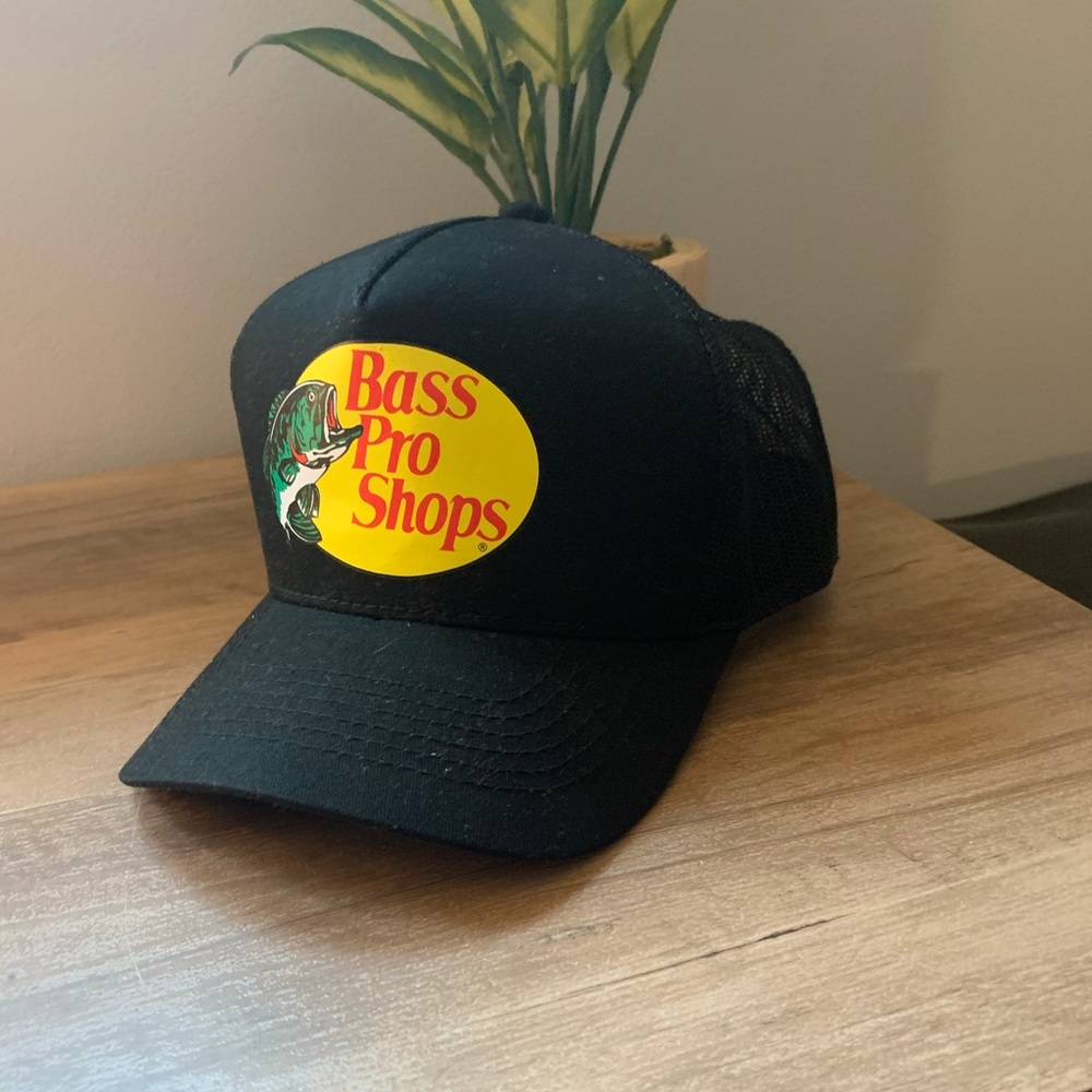 Men’s black Bass pro trucker hat